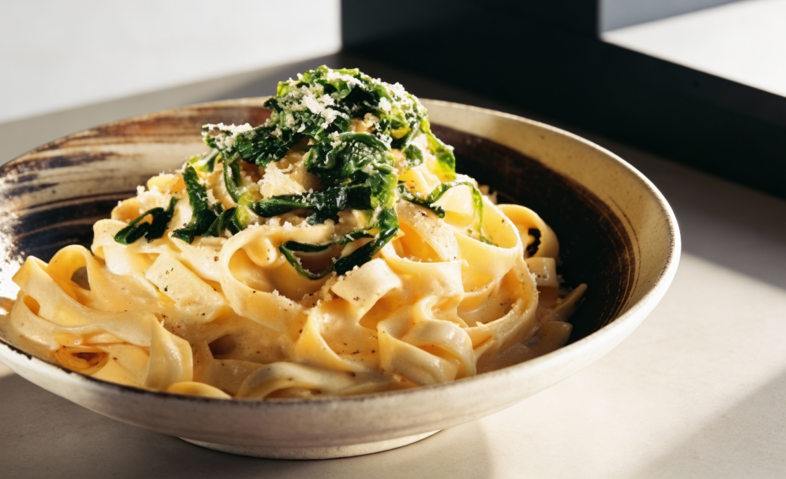 Fondü Soslu Tagliatelle ve Sarımsaklı Pazı Sote Tarifi